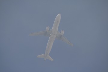 avión en la niebla.