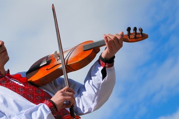 man playing the violine