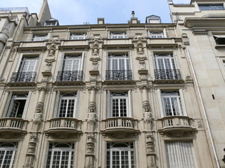 Fototapeta na wymiar façade d'immeuble, balcons de pierre.