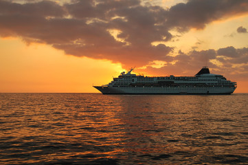 Fototapeta na wymiar sunset cruise ship