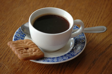 tasse de café noir avec biscuit 02