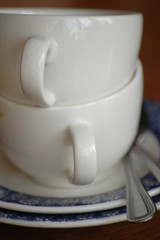 deux tasses sales empilées