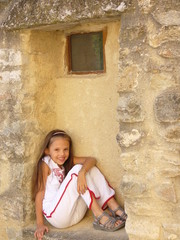 assise dans un petit coin