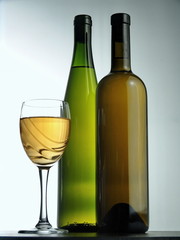 bottiglie di vino bianco e bicchiere