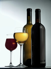 due bottiglie di vino e due bicchieri