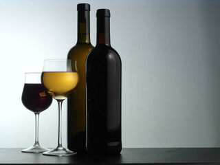 bottiglie e bicchieri di vino