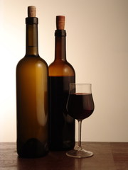 due bottiglie ed un bicchiere