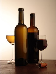 bottiglie di vino e bicchieri
