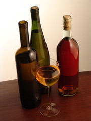 tre bottiglie di vino ed un bicchiere