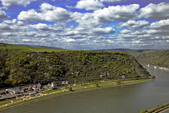 blick vom loreleyfelsen auf den rhein