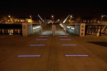 sean o' casey bridge in dublin at night