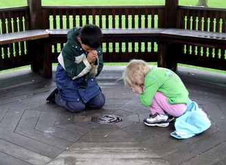 two kids praying