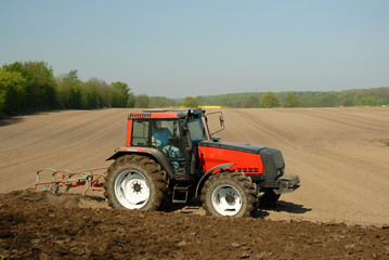 Obraz premium traktor beim pflügen