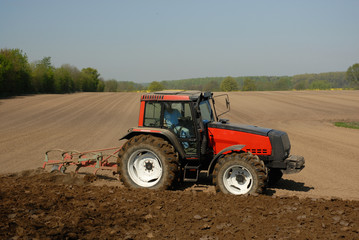 traktor beim pflügen