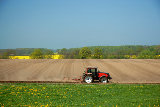 traktor beim pfl&uuml;gen