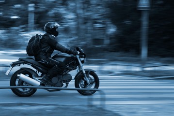 Fototapeta na wymiar motocyklista