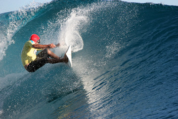 surfeur teahupoo