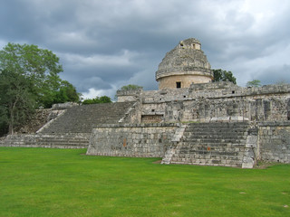 Fototapeta na wymiar stary astronomiczny maya świątynia, Chichen Itza, Meksyk