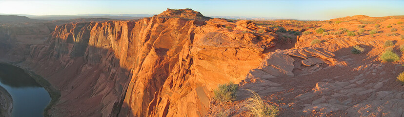 falaises brunes avec le désert au coucher du soleil, courbure en fer à cheval, unité