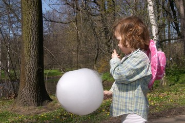 child and candyfloss