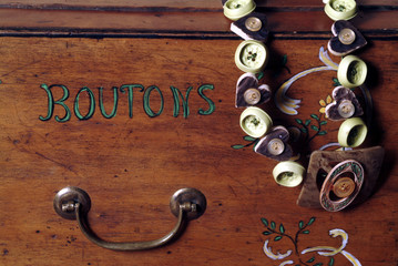 detail boite a boutons et collier