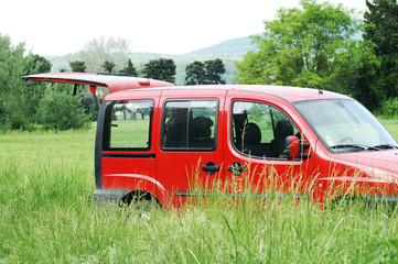 la voiture rouge dans un champ