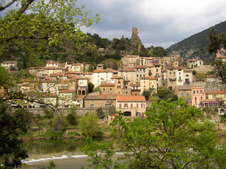 Fototapeta na wymiar villages de roquebrun