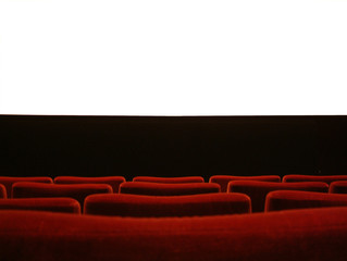 ecran blanc dans une salle de cin&eacute;ma.