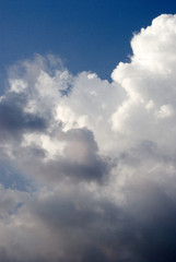 Fototapeta na wymiar nuages,blanc, ciel bleu,perspective,