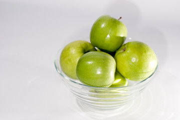 schale mit grünen äpfeln