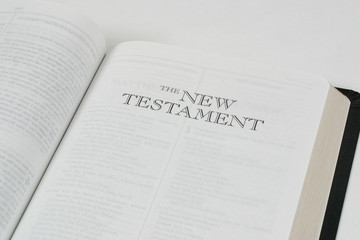 bible open to the new testament - obrazy, fototapety, plakaty