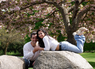 couple on hug rocks