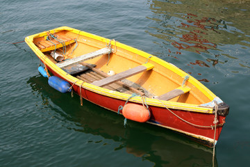 Fototapeta na wymiar żółty i czerwony łodzi.