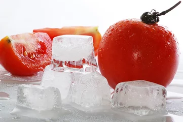 Foto op Plexiglas ijsblokjes en tomaat © Olena Vasylkova