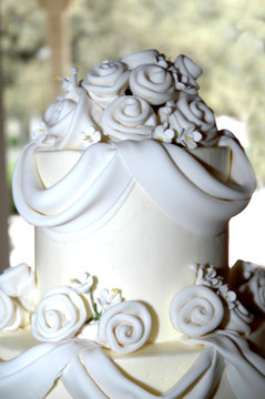 white wedding cake 2
