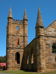 Fototapeta na wymiar zrujnowany kościół zabytkowy