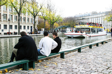 bateau mouche sur le canal saint-martin