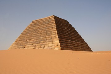 Fototapeta na wymiar mała piramida w Meroe Sudanie