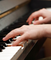 Fototapeta na wymiar gry na fortepianie