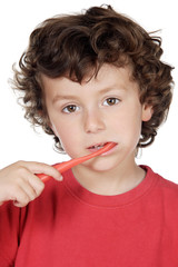 child cleaning the teeth