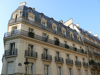 façade aux balcons de fer.