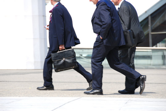 hommes d'affaires en marche