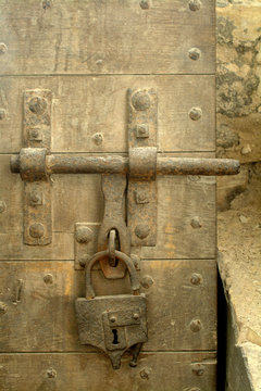 cadenas ancien sur porte