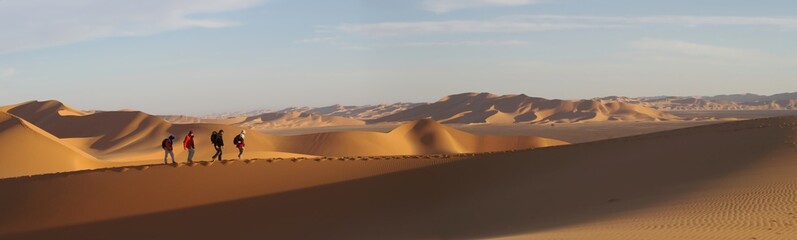 randonneurs sur une dune de l'erg murzuk