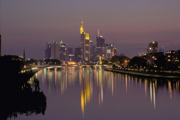 Fototapeta na wymiar skyline von frankfurt bei nacht