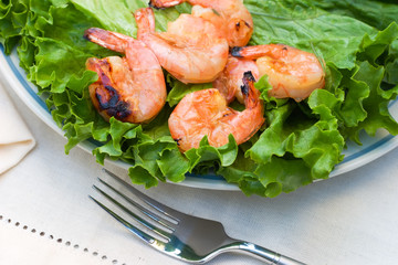 grilled shrimps on green salad