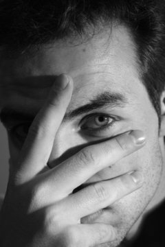 hand vor gesicht