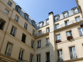 Fototapeta na wymiar façades vues de la cour.