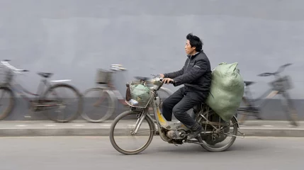 Fotobehang vélo électrique sac vert © geronimo