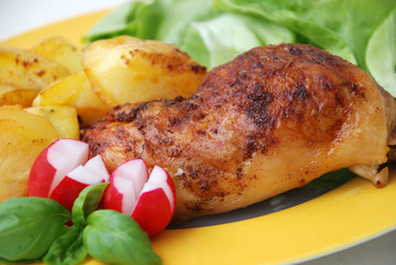 gebratene hähnchenkeule und bratkartoffeln